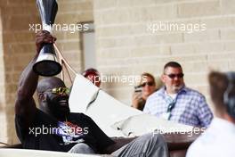 Shaquille O'Neal (USA) Former Basketball Player with the winner's trophy. 23.10.2022. Formula 1 World Championship, Rd 19, United States Grand Prix, Austin, Texas, USA, Race Day.
