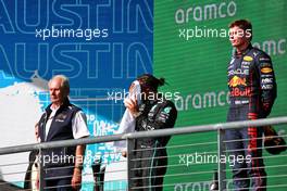 (L to R): Dr Helmut Marko (AUT) Red Bull Motorsport Consultant; Lewis Hamilton (GBR) Mercedes AMG F1; and race winner Max Verstappen (NLD) Red Bull Racing on the podium. 23.10.2022. Formula 1 World Championship, Rd 19, United States Grand Prix, Austin, Texas, USA, Race Day.