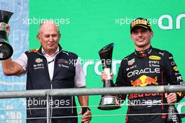 Dr Helmut Marko (AUT) Red Bull Motorsport Consultant  with 1st place Max Verstappen (NLD) Red Bull Racing. 23.10.2022. Formula 1 World Championship, Rd 19, United States Grand Prix, Austin, Texas, USA, Race Day.