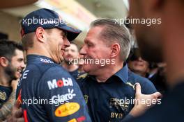 (L to R): Max Verstappen (NLD) Red Bull Racing and his father Jos Verstappen (NLD) celebrate winning the Constructors' World Championship. 23.10.2022. Formula 1 World Championship, Rd 19, United States Grand Prix, Austin, Texas, USA, Race Day.