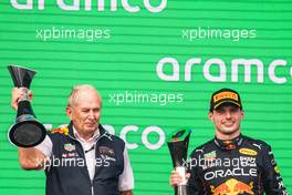 (L to R): Dr Helmut Marko (AUT) Red Bull Motorsport Consultant celebrates on the podium with Max Verstappen (NLD) Red Bull Racing. 23.10.2022. Formula 1 World Championship, Rd 19, United States Grand Prix, Austin, Texas, USA, Race Day.