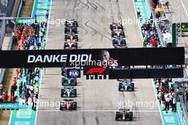 Max Verstappen (NLD) Red Bull Racing RB18 passes a tribute to Dietrich Mateschitz (AUT) CEO and Founder of Red Bull on the formation lap. 23.10.2022. Formula 1 World Championship, Rd 19, United States Grand Prix, Austin, Texas, USA, Race Day.