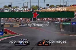 Fernando Alonso (ESP) Alpine F1 Team A522 and Lando Norris (GBR) McLaren MCL36 battle for position. 23.10.2022. Formula 1 World Championship, Rd 19, United States Grand Prix, Austin, Texas, USA, Race Day.