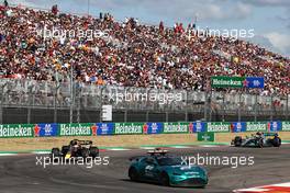 Max Verstappen (NLD) Red Bull Racing RB18 leads behind the Aston Martin FIA Safety Car. 23.10.2022. Formula 1 World Championship, Rd 19, United States Grand Prix, Austin, Texas, USA, Race Day.