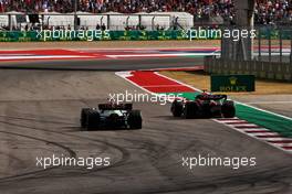 Lewis Hamilton (GBR) Mercedes AMG F1 W13 and Max Verstappen (NLD) Red Bull Racing RB18 battle for the lead of the race. 23.10.2022. Formula 1 World Championship, Rd 19, United States Grand Prix, Austin, Texas, USA, Race Day.
