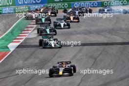 Max Verstappen (NLD) Red Bull Racing RB18 leads at the start of the race. 23.10.2022. Formula 1 World Championship, Rd 19, United States Grand Prix, Austin, Texas, USA, Race Day.