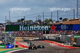 Max Verstappen (NLD) Red Bull Racing RB18 leads as Lance Stroll (CDN) Aston Martin F1 Team AMR22 and Fernando Alonso (ESP) Alpine F1 Team A522 crash. 23.10.2022. Formula 1 World Championship, Rd 19, United States Grand Prix, Austin, Texas, USA, Race Day.