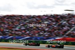 Charles Leclerc (MON) Ferrari F1-75 and Lando Norris (GBR) McLaren MCL36. 23.10.2022. Formula 1 World Championship, Rd 19, United States Grand Prix, Austin, Texas, USA, Race Day.