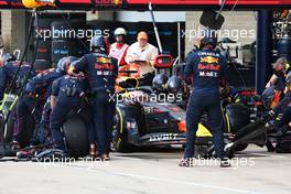 Max Verstappen (NLD) Red Bull Racing RB18 pit stop. 23.10.2022. Formula 1 World Championship, Rd 19, United States Grand Prix, Austin, Texas, USA, Race Day.