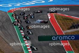 Max Verstappen (NLD) Red Bull Racing RB18 leads at the start of the race as Carlos Sainz Jr (ESP) Ferrari F1-75 is hit out of the race by George Russell (GBR) Mercedes AMG F1 W13. 23.10.2022. Formula 1 World Championship, Rd 19, United States Grand Prix, Austin, Texas, USA, Race Day.