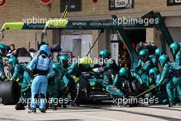 Sebastian Vettel (GER) Aston Martin F1 Team AMR22 pit stop. 23.10.2022. Formula 1 World Championship, Rd 19, United States Grand Prix, Austin, Texas, USA, Race Day.