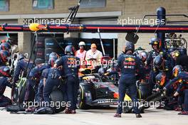 Max Verstappen (NLD) Red Bull Racing RB18 pit stop. 23.10.2022. Formula 1 World Championship, Rd 19, United States Grand Prix, Austin, Texas, USA, Race Day.