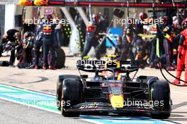 Sergio Perez (MEX) Red Bull Racing RB18 pit stop. 23.10.2022. Formula 1 World Championship, Rd 19, United States Grand Prix, Austin, Texas, USA, Race Day.