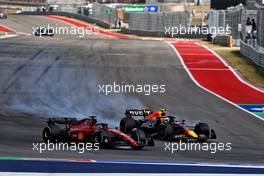 (L to R): Charles Leclerc (MON) Ferrari F1-75 and Sergio Perez (MEX) Red Bull Racing RB18 battle for position. 23.10.2022. Formula 1 World Championship, Rd 19, United States Grand Prix, Austin, Texas, USA, Race Day.