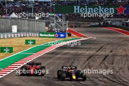 (L to R): Charles Leclerc (MON) Ferrari F1-75 and Max Verstappen (NLD) Red Bull Racing RB18 battle for position. 23.10.2022. Formula 1 World Championship, Rd 19, United States Grand Prix, Austin, Texas, USA, Race Day.