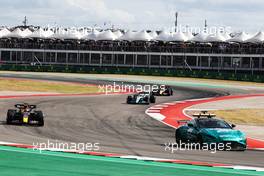 Max Verstappen (NLD) Red Bull Racing RB18 leads behind the Aston Martin FIA Safety Car. 23.10.2022. Formula 1 World Championship, Rd 19, United States Grand Prix, Austin, Texas, USA, Race Day.