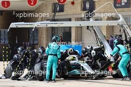 Lewis Hamilton (GBR) Mercedes AMG F1 W13 pit stop. 23.10.2022. Formula 1 World Championship, Rd 19, United States Grand Prix, Austin, Texas, USA, Race Day.