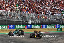 Sergio Perez (MEX) Red Bull Racing RB18 and Sebastian Vettel (GER) Aston Martin F1 Team AMR22 battle for position. 23.10.2022. Formula 1 World Championship, Rd 19, United States Grand Prix, Austin, Texas, USA, Race Day.