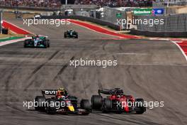 Sergio Perez (MEX) Red Bull Racing RB18 and Charles Leclerc (MON) Ferrari F1-75 battle for position. 23.10.2022. Formula 1 World Championship, Rd 19, United States Grand Prix, Austin, Texas, USA, Race Day.