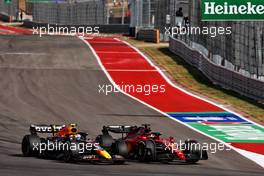 Sergio Perez (MEX) Red Bull Racing RB18 and Charles Leclerc (MON) Ferrari F1-75 battle for position. 23.10.2022. Formula 1 World Championship, Rd 19, United States Grand Prix, Austin, Texas, USA, Race Day.