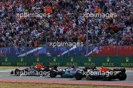 Max Verstappen (NLD) Red Bull Racing RB18 leadss Lewis Hamilton (GBR) Mercedes AMG F1 W13 and Sergio Perez (MEX) Red Bull Racing RB18. 23.10.2022. Formula 1 World Championship, Rd 19, United States Grand Prix, Austin, Texas, USA, Race Day.