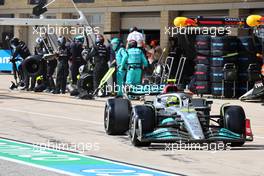 Lewis Hamilton (GBR) Mercedes AMG F1 W13 pit stop. 23.10.2022. Formula 1 World Championship, Rd 19, United States Grand Prix, Austin, Texas, USA, Race Day.