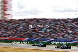 Fernando Alonso (ESP) Alpine F1 Team A522 and Alexander Albon (THA) Williams Racing FW44. 23.10.2022. Formula 1 World Championship, Rd 19, United States Grand Prix, Austin, Texas, USA, Race Day.