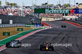 (L to R): George Russell (GBR) Mercedes AMG F1 W13 and Sergio Perez (MEX) Red Bull Racing RB18 battle for position. 23.10.2022. Formula 1 World Championship, Rd 19, United States Grand Prix, Austin, Texas, USA, Race Day.