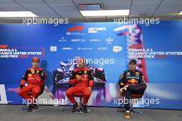 (L to R): Charles Leclerc (MON) Ferrari; Carlos Sainz Jr (ESP) Ferrari; and Max Verstappen (NLD) Red Bull Racing, in the post qualifying FIA Press Conference. 22.10.2022. Formula 1 World Championship, Rd 19, United States Grand Prix, Austin, Texas, USA, Qualifying Day.