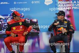 (L to R): Carlos Sainz Jr (ESP) Ferrari and Max Verstappen (NLD) Red Bull Racing in the post qualifying FIA Press Conference. 22.10.2022. Formula 1 World Championship, Rd 19, United States Grand Prix, Austin, Texas, USA, Qualifying Day.