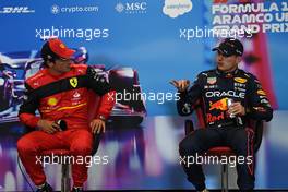 (L to R): Carlos Sainz Jr (ESP) Ferrari and Max Verstappen (NLD) Red Bull Racing in the post qualifying FIA Press Conference. 22.10.2022. Formula 1 World Championship, Rd 19, United States Grand Prix, Austin, Texas, USA, Qualifying Day.