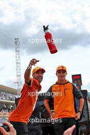 (L to R): Daniel Ricciardo (AUS) McLaren and Lando Norris (GBR) McLaren on the drivers parade. 23.10.2022. Formula 1 World Championship, Rd 19, United States Grand Prix, Austin, Texas, USA, Race Day.