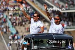 (L to R): George Russell (GBR) Mercedes AMG F1 and team mate Lewis Hamilton (GBR) Mercedes AMG F1 on the drivers parade. 23.10.2022. Formula 1 World Championship, Rd 19, United States Grand Prix, Austin, Texas, USA, Race Day.