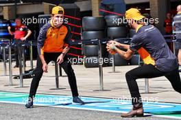(L to R): Lando Norris (GBR) McLaren with Daniel Ricciardo (AUS) McLaren in the pits. 20.10.2022. Formula 1 World Championship, Rd 19, United States Grand Prix, Austin, Texas, USA, Preparation Day.
