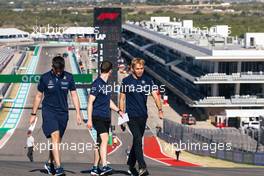 Alexander Albon (THA) Williams Racing walks the circuit with the team. 20.10.2022. Formula 1 World Championship, Rd 19, United States Grand Prix, Austin, Texas, USA, Preparation Day.