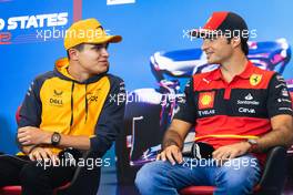 (L to R): Lando Norris (GBR) McLaren and Carlos Sainz Jr (ESP) Ferrari in the FIA Press Conference. 20.10.2022. Formula 1 World Championship, Rd 19, United States Grand Prix, Austin, Texas, USA, Preparation Day.