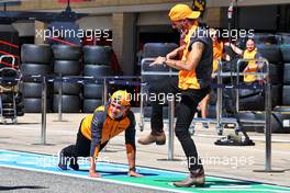(L to R): Lando Norris (GBR) McLaren with Daniel Ricciardo (AUS) McLaren in the pits. 20.10.2022. Formula 1 World Championship, Rd 19, United States Grand Prix, Austin, Texas, USA, Preparation Day.
