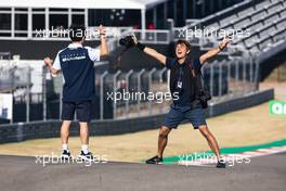 Yuki Tsunoda (JPN) AlphaTauri (Left) with Peter Fox (GBR) Photographer. 20.10.2022. Formula 1 World Championship, Rd 19, United States Grand Prix, Austin, Texas, USA, Preparation Day.