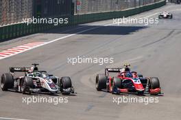 (L to R): Frederik Vesti (DEN) ART and Calan Williams (AUS) Trident battle for position. 12.06.2022. FIA Formula 2 Championship, Rd 6, Baku, Azerbaijan, Sunday.