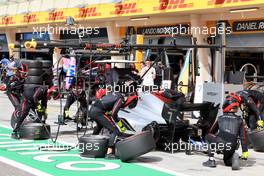 Marcus Armstrong (NZL) Hitech makes a pit stop. 20.03.2022. FIA Formula 2 Championship, Rd 1, Feature Race, Sakhir, Bahrain, Sunday.