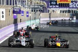 (L to R): Marcus Armstrong (NZL) Hitech and Calan Williams (AUS) Trident battle for position. 26.03.2022. FIA Formula 2 Championship, Rd 2, Sprint Race, Jeddah, Saudi Arabia, Saturday.