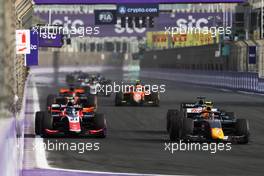 (L to R): Calan Williams (AUS) Trident and Jehan Daruvala (IND) Prema Racing battle for position. 27.03.2022. FIA Formula 2 Championship, Rd 2, Feature Race, Jeddah, Saudi Arabia, Sunday.