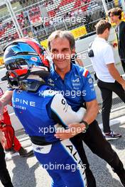 Race winner Victor Martins (FRA) ART celebrates in parc ferme with Davide Brivio (ITA) Alpine F1 Team Racing Director. 22.05.2022. FIA Formula 3 Championship, Rd 3, Barcelona, Spain, Sunday.