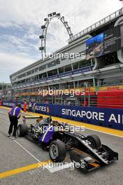 Jamie Chadwick (GBR) Jenner Racing on the grid. 02.10.2022. W Series, Rd 6, Marina Bay Street Circuit, Singapore, Race Day.