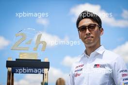 Kazuki Nakajima (JPN) Toyota Gazoo Racing returns the winner's trophy. 11.06.2022. FIA World Endurance Championship, Round 3, Le Mans 24 Hours Race, Le Mans, France, Saturday