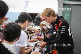 Brendon Hartley (NZL) Toyota Gazoo Racing with fans. 09.09.2022. FIA World Endurance Championship, Round 5, Six Hours of Fuji, Fuji, Japan, Friday.