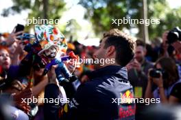 Daniel Ricciardo (AUS) Red Bull Racing Reserve and Third Driver with fans. 31.03.2023. Formula 1 World Championship, Rd 3, Australian Grand Prix, Albert Park, Melbourne, Australia, Practice Day.