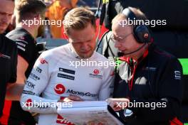 Kevin Magnussen (DEN) Haas F1 Team with Mark Slade (GBR) Haas F1 Team Race Engineer on the grid. 02.04.2023. Formula 1 World Championship, Rd 3, Australian Grand Prix, Albert Park, Melbourne, Australia, Race Day.