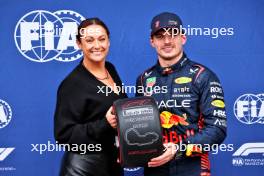 Max Verstappen (NLD) Red Bull Racing receives the Pirelli Pole Position Award from Celeste Barber (AUS) Comedian. 01.04.2023. Formula 1 World Championship, Rd 3, Australian Grand Prix, Albert Park, Melbourne, Australia, Qualifying Day.
