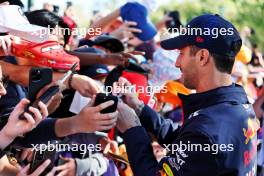 Daniel Ricciardo (AUS) Red Bull Racing Reserve and Third Driver with fans. 02.04.2023. Formula 1 World Championship, Rd 3, Australian Grand Prix, Albert Park, Melbourne, Australia, Race Day.